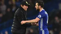 Manajer Chelsea Antonio Conte (kiri) bersama gelandang Cesc Fabregas. (AFP/Glyn Kirk)