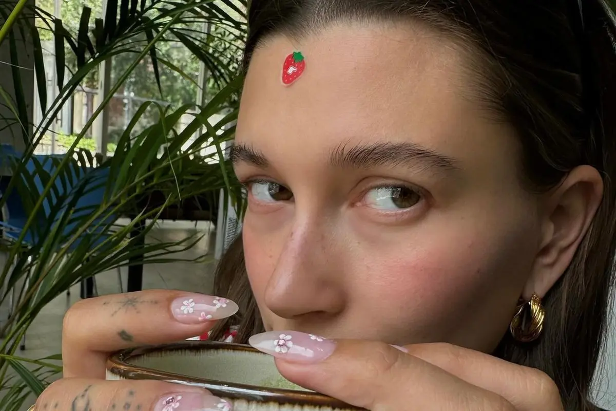 Hailey Bieber Spill Jenis Kelamin Anak Pertamanya dengan Justin Bieber Lewat Tampilan Nail Art