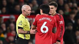 Wasit yang memimpin pertandingan tersebut sempat menghentikan laga sementara untuk meninjau VAR. (AFP/Paul Ellis)