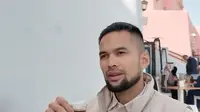 Teuku Wisnu Jalani Ramadan di Tanah Suci Pertama Kali, Beri Guyonan Bapak-Bapak ke Jemaah Nigeria