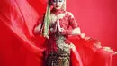 Lala Widy tampil cantik dengan kebaya berwarna merah adat Sunda. Lengkap dengan siger dan bunga melati, penampilannya pun terlihat memukau dan totalitas. Pedangdut ini terlihat bak wanita Sunda. (Liputan6.com/IG/@lala__widy)