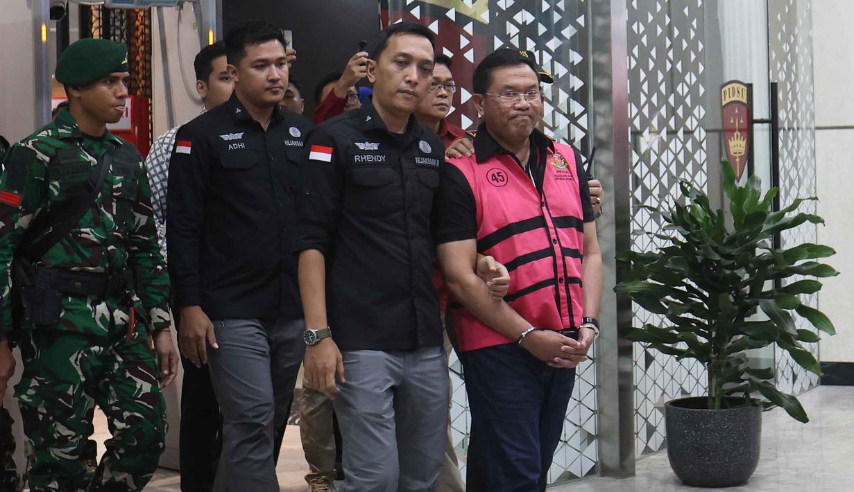Mantan Wakil Kepala Badan Gizi Nasional (BGN), Sony Sonjaya (mengenakan rompi tahanan - kanan), digiring menuju mobil tahanan usai menjalani pemeriksaan di Gedung Kejaksaan Agung RI, Jakarta, Rabu (3/6/2026). (Kapanlagi.com/Budy Santoso)