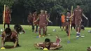 Para pemain Persija Jakarta saat latihan di Lapangan Sutasoma Halim, Jakarta, Jumat (10/5). Latihan ini merupakan persiapan jelang laga Liga 1 Indonesia 2019. (Bola.com/Yoppy Renato)