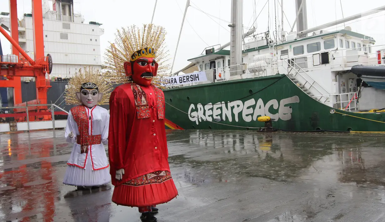 Sepasang ondel-ondel menyambut kapal milik Greenpeace, Rainbow Warrior yang berlabuh di Pelabuhan Tanjung Priok, Jakarta, Senin (23/4). Kapal ini tengah menjelajahi Nusantara selama 2,5 bulan untuk menyebarkan kampanye hijau. (Liputan6/Arya Manggala)