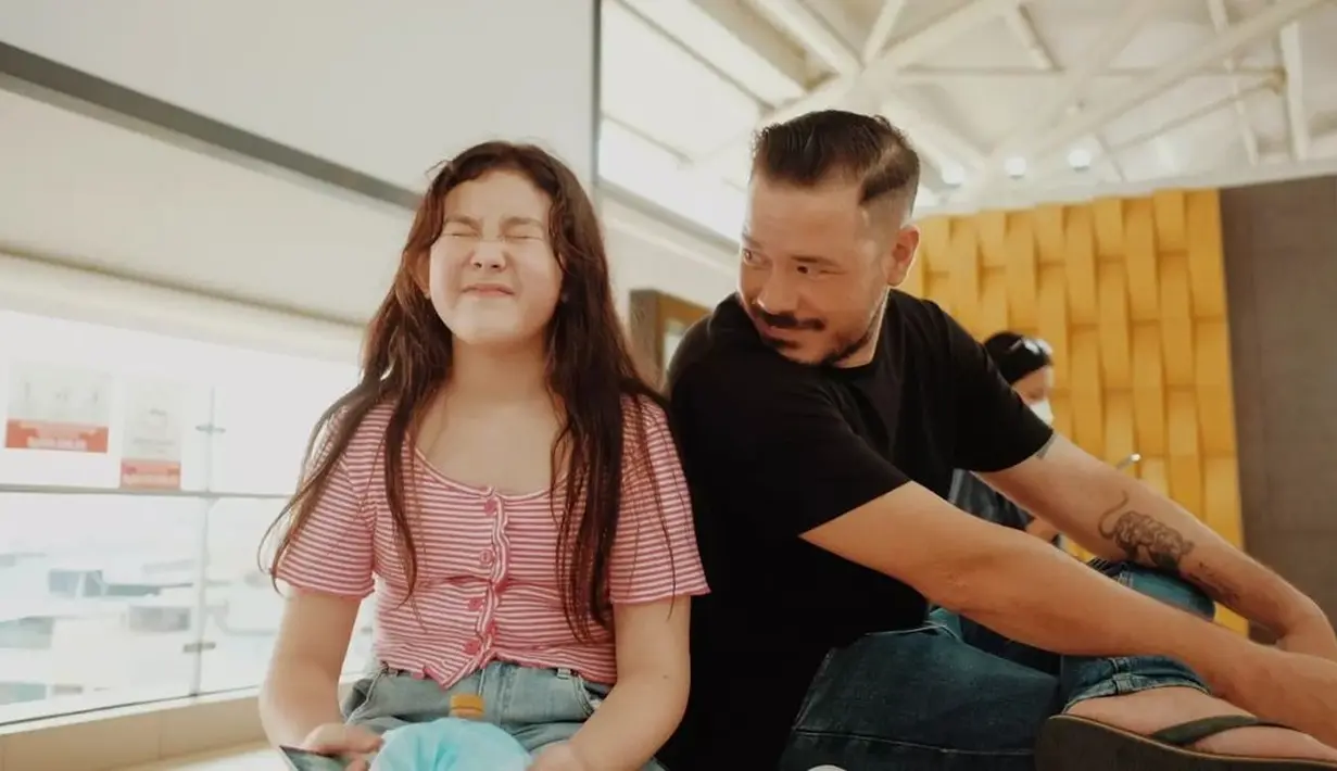 <p>Mikhaela Lee Jowono merupakan putri dari Nafa Urbach dari mantan suaminya Zack Lee. (FOTO: instagram.com/@zackleelife77)</p>