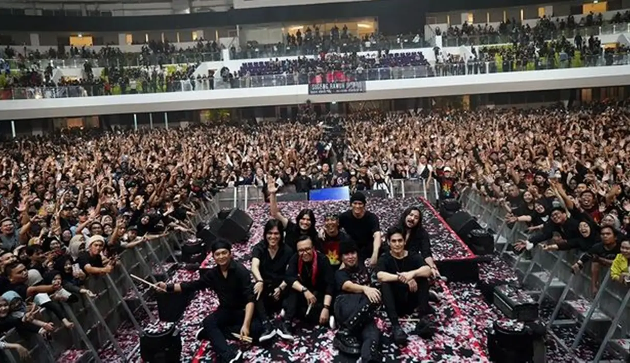Larangan Once Mekel membawakan lagu dari Dewa 19 yang dikeluarkan Ahmad Dhani ini pun menjadi sorotan. Bahkan, tak sedikit pula netizen yang bertanya-tanya mengenai hubungan keduanya saat ini. (Liputan6.com/IG/@oncemekelofficial)