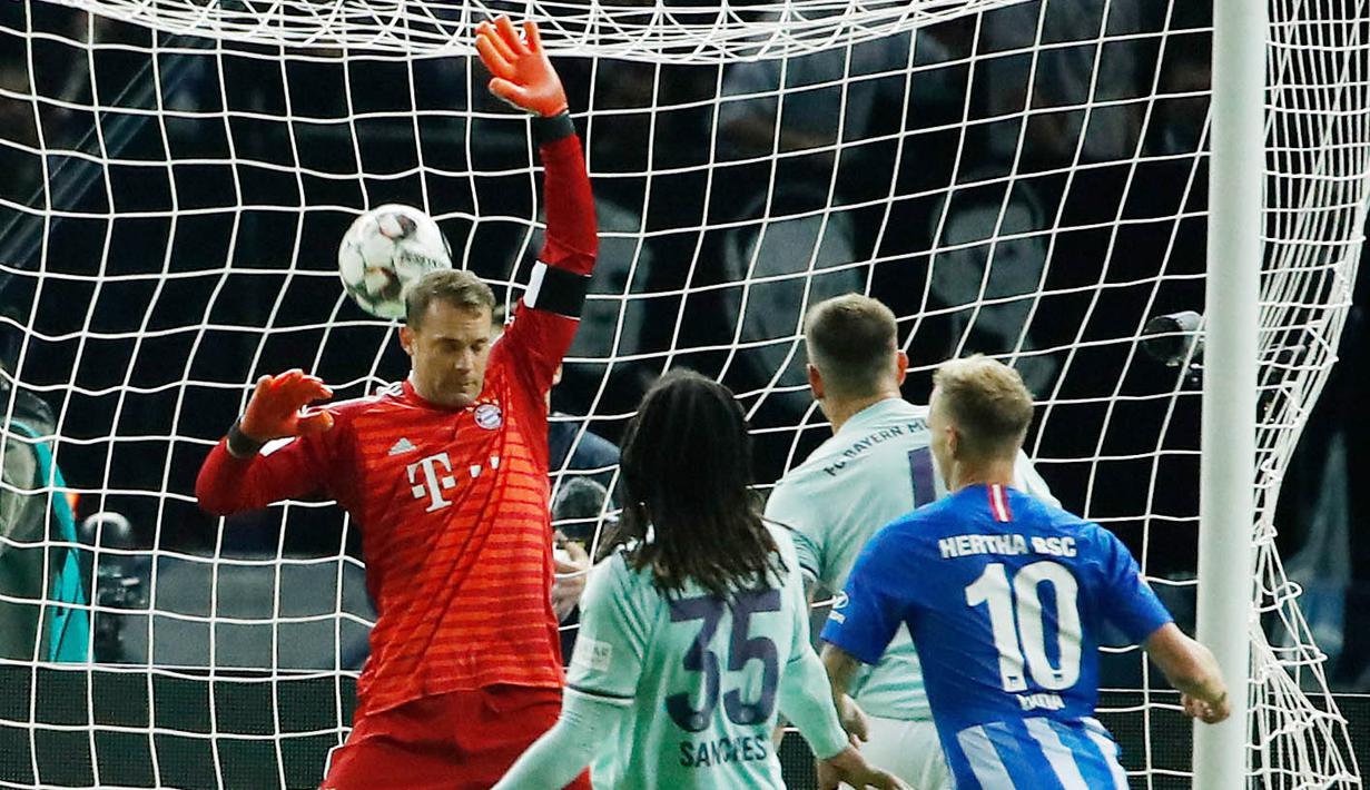 Kiper Bayern Munich, Manuel Neuer, gagal menghalau bola yang masuk ke gawangnya pada laga Bundesliga di Olympiastadion, Berlin, Sabtu (29/8/2018). Hertha Berlin menang 2-0 atas Bayern Munich. (AFP/Odd Andersen)
