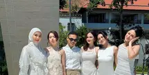 Nuansa cinta dan kehangatan terasa begitu kuat dalam pernikahan romantis Harris Vriza dan Haviza Devi yang digelar di Bali pada Jumat, 2 Mei 2025. Tak hanya momen sakral dan pemandangan indah Pulau Dewata yang mencuri perhatian, kehadiran para selebriti dalam balutan busana putih juga sukses menyita sorotan.
