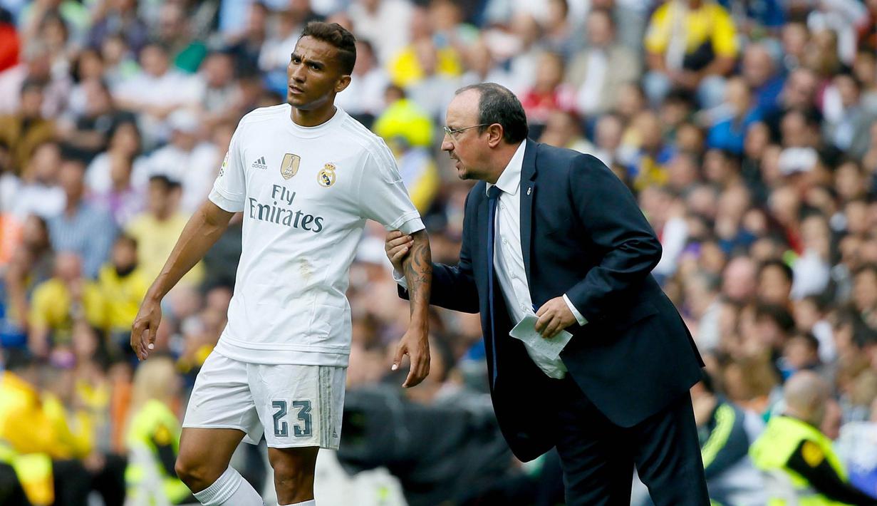 Pemain Real Madrid Danilo (kiri) mendapat instruksi dari pelatih Rafa Benitez (kanan) pada lanjutan La Liga Spanyol di Stadion Santiago Bernabeu, Madrid,  Sabtu (31/10/2015). Madrid menang 3-1. ( EPA/Juanjo Martin)
