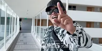 Sule akhirnya terbang ke Singapura untuk pertama kalinya. Ia pun mengaku sangat senang dan antusias. (YouTube/Sule Family)