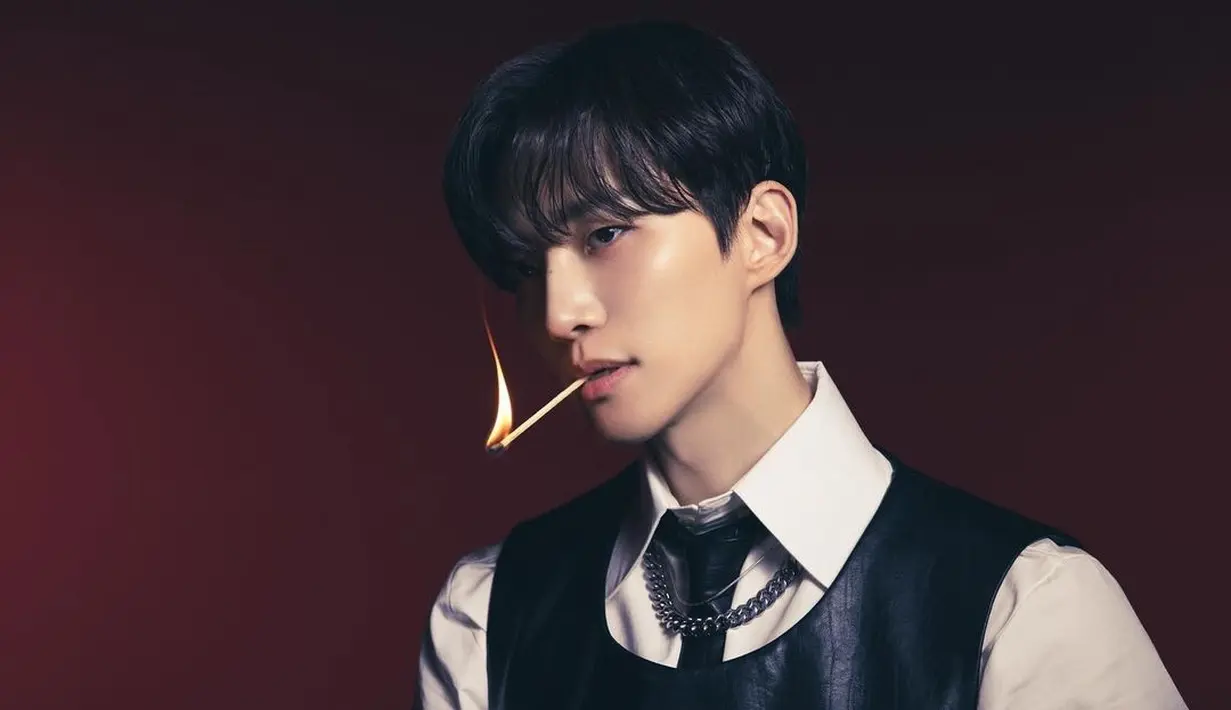 Gantengnya Lee Jun Ho di pemotretan ini. Ia menambahkan kalung rantai di penampilannya yang mengenakan kemeja putih dan vest kulit hitam, serta dasi yang juga berwarna hitam. [Foto: Instagram/le2jh]