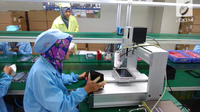 Suasana pabrik Advan di Semarang.