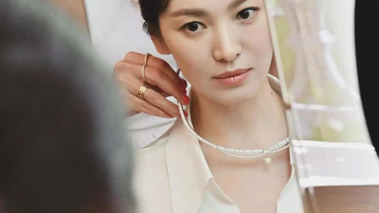 Pesona Menawan Song Hye Kyo yang Tetap Berkibar di Tengah Kabar Kelahiran Anak Pertama Song Joong Ki