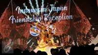 Salah satu kesenian yang disuguhkan saat jamuan makan malam antara Presiden Jokowi dengan Delegasi Jepang, Jakarta, Senin (23/11/2015). Jokowi mengemukakan Jepang adalah patner penting bagi Indonesia. (Liputan6.com/Gempur M Surya)