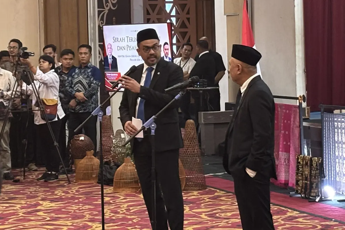 Menteri Koperasi dan UKM Periode 2019-2024 Teten Masduki melakukan serah terima jabatan (Sertijab) Menteri Usaha Mikro, Kecil, dan Menengah Periode 2024-2029 kepada Maman Abdurrahman