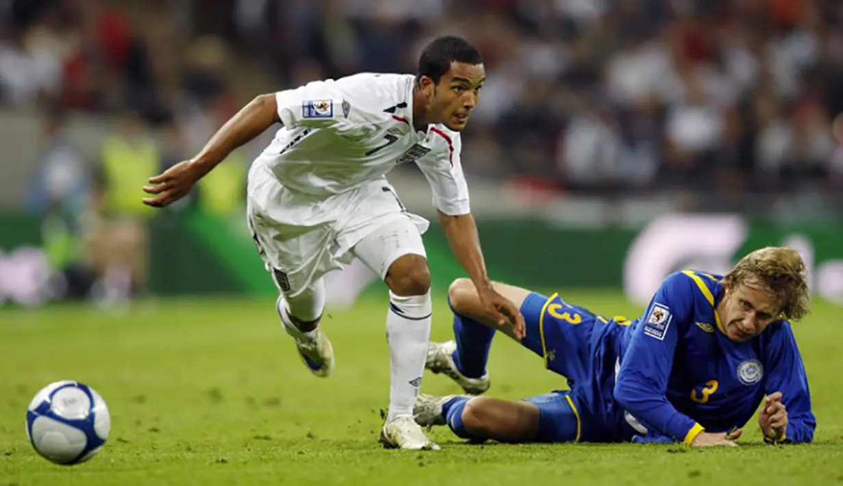 Pemain Inggris, Theo Walcott lepas dari penjagaan pemain Kazakhstan pada kualifikasi Piala Dunia di Stadion Wembley, Inggris, Sabtu (11/10/2015). Namun skill rata-rata Walcott masih di bawah Lionel Messi pada permainan FIFA 16. (AFP Photo/Adrian Dennis)