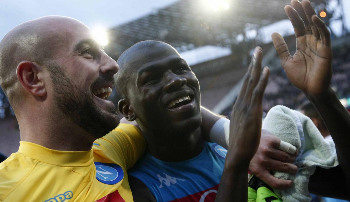 Pepe Reina (kiri) dan Kalidou Koulibaly merayakan kemanangan Napoli atas Carpi pada laga Serie A Liga Italia di San Paolo stadium, Minggu (7/2/2016). Kalidou mendapat dukungan rekannya  atas tindakan rasis dari fans Lazio. (AFP/Carlo Hermann)