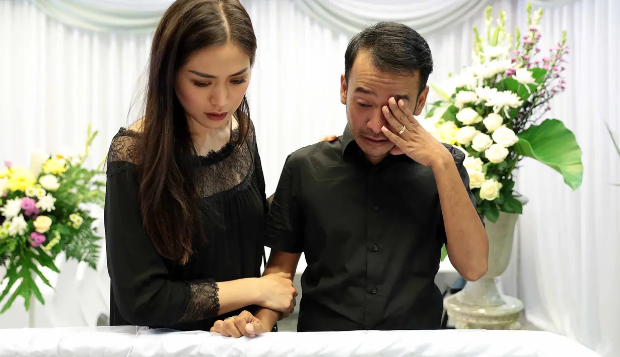 Tidak hanya Jessica, Ayu Ting Ting pun juga mendatangi rumah duka tempat ayah Ruben disemayamkan. Ayu pun turut menyampaikan rasa berduka cita dan memberikan doa untuk mendiang Johannes Abraham Onsu. (Deki Prayoga/Bintang.com)