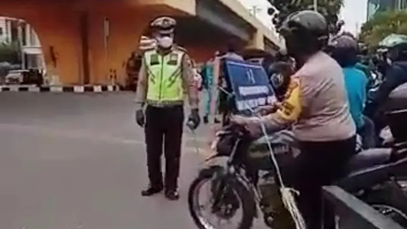 Potongan video seorang personel Bhabinkamtibmas berusaha menerobos penyekatan PPKM level 4 Pekanbaru.