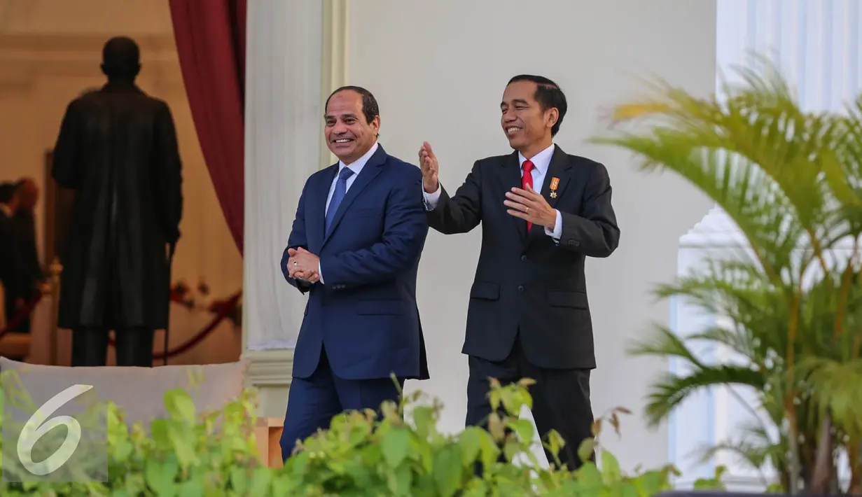 Presiden Joko Widodo berbincang bersama Presiden Republik Arab Mesir Abdel Fattah Al Sisi di halaman belakang Istana MerdekaJakarta, Jumat (4/9/2015). Kunjungan tersebut terkait kerjasama birateral Indonesia dengan Mesir. (Liputan6.com/Faizal Fanani)