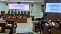 Rapat dengar pendapat antara DPRD Kota Malang dengan Dinas Kesehatan dan Dinas Lingkungan Hidup terkait penanganan Covid-19 di Kota Malang pada Senin, 21 Februari 2022 (Liputan6.com/Zainul Arifin)
