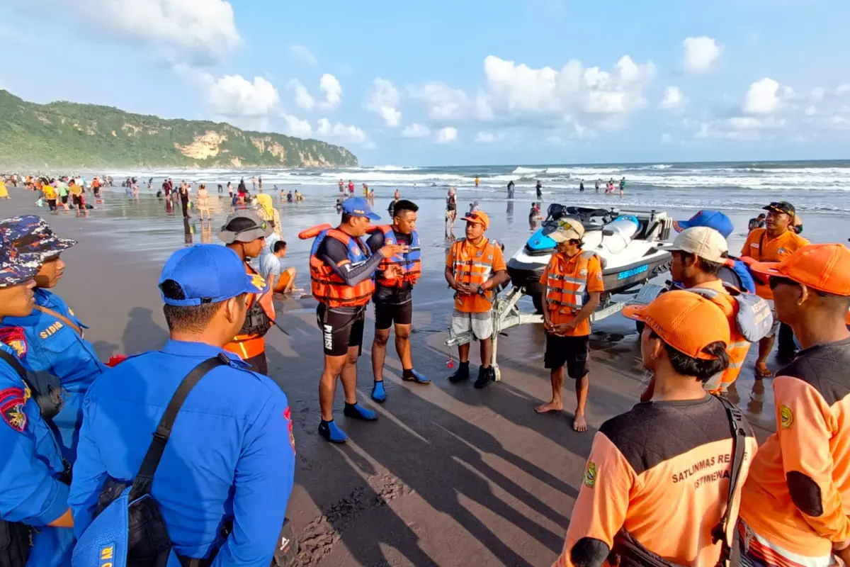 Tim Sar Gabungan dalam Operasi Pencarian Orang terseret Ombak.