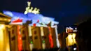 Seorang pria mengambil gambar Gerbang Brandenburg yang dihiasi cahaya saat pembukaan Festival cahaya, Jerman, Sabtu (10/10/2015). Festival ini merupakan event tahunan yang diadakan setiap bulan Oktober selama dua belas hari.(REUTERS/Hannibal Hanschke)
