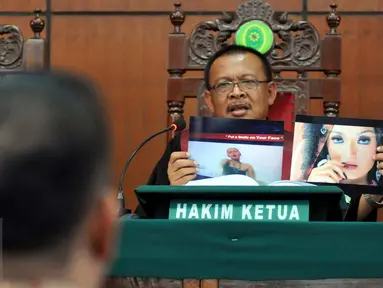 Sidang lanjutan dugaan pelanggaran hak cipta oleh PT Vista Pratama kembali digelar di Pengadilan Negeri Jakarta Utara pada Selasa (18/8/2015). Hakim Ketua tampak memperlihatkan barang bukti foto dalam sidang tersebut. (Liputan6.com/Panji Diksana)