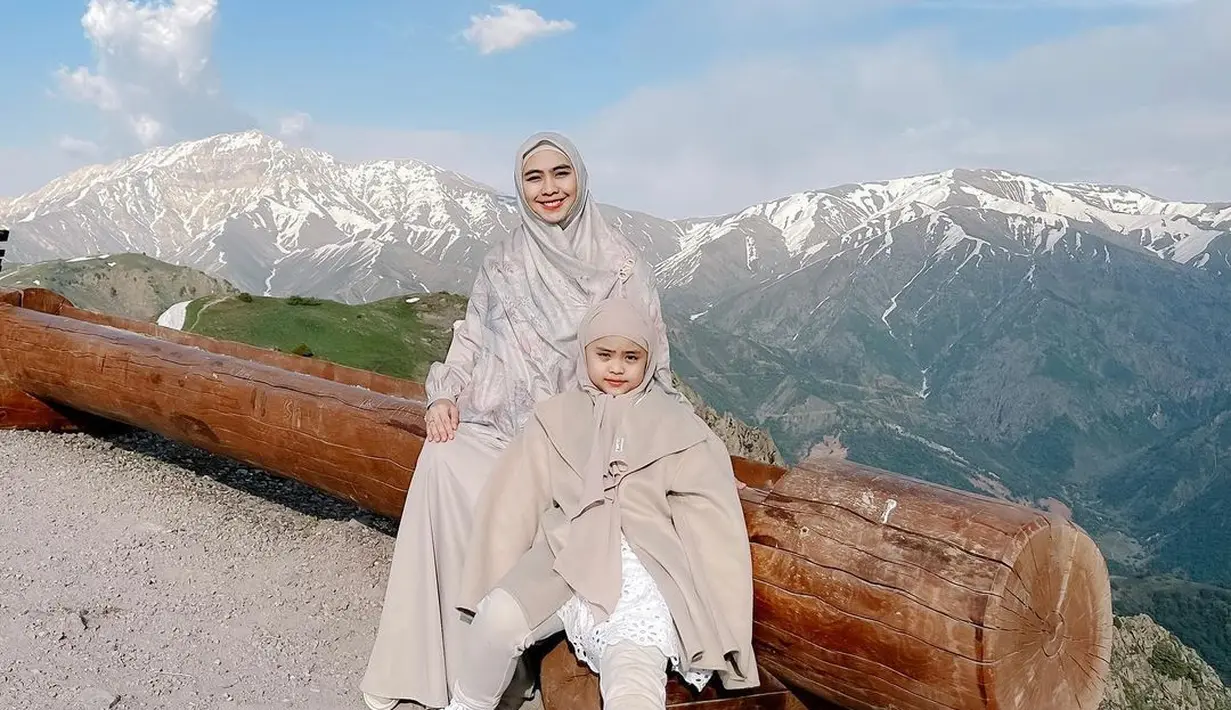 Seperti dalam potret ini, OOTD kece Maryam dan sang ibu pakai padu padan busana berwarna krem. [Foto: IG/okisetianadewi].