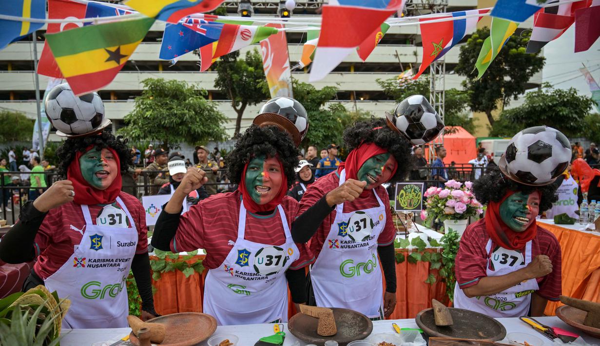 Para peserta yang mengenakan seragam tim sepak bola Portugal menyiapkan rujak uleg cingur, salad gurih tradisional khas Indonesia yang berisi moncong sapi dan sayuran, dalam Festival Rujak Uleg 2026 di Surabaya, Jawa Timur, Sabtu 9 Mei 2026. Pemerintah Kota Surabaya menggelar Festival Rujak Uleg 2026. (JUNI KRISWANTO/AFP)