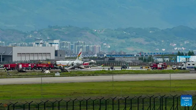 Pesawat Tibet Airlines terbakar setelah tergelincir dari landasan pacu di kota Chongqing, China barat daya pada Kamis, (12/5/2022).
