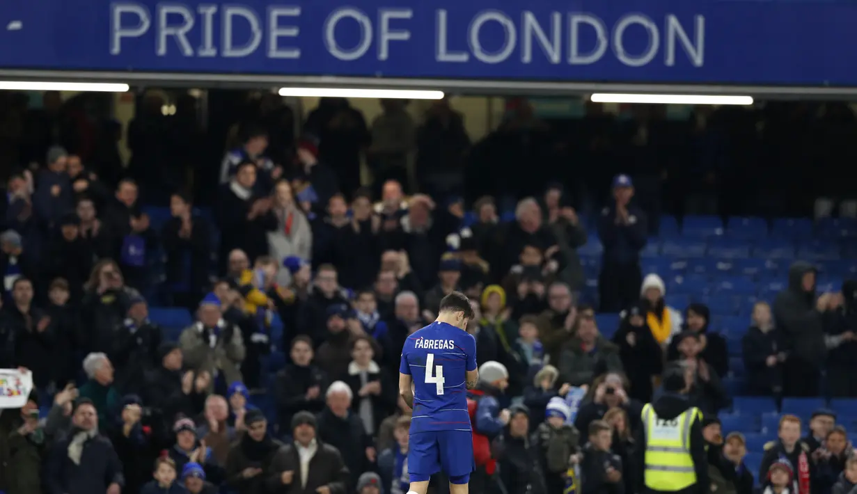 Gelandang Chelsea, Cesc Fabregas, meninggalkan lapangan usai melawan Nottingham Forest pada laga Piala FA di Stadion Stamford Bridge, Sabtu (5/1/). Laga yang dimenangi The Blues dengan skor 2-0 merupakan yang terakhir bagi Fabregas. (AP/Alastair Grant)