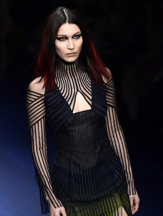 Meskipun dirinya mengakui telah move on dan tengah fokus dengan karier dan keluarganya, namun saat bertemu dengan The Weeknd dan Selena dalam acara Met Gala 2017 lalu Bella merasa canggung dan tak ingin berlama-lama di dekat mereka. (AFP/Bintang.com)