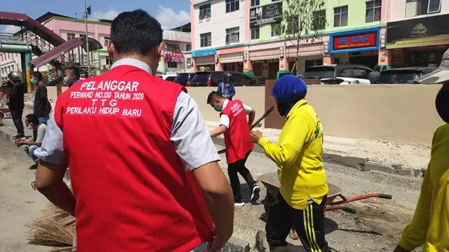 Warga tak memakai masker dihukum kerja sosial karena tidak bisa membayar denda.