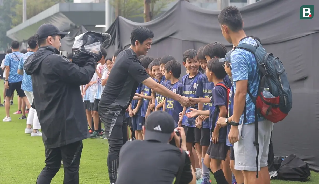 Pelatih Timnas Jepang, Hajime Moriyasu bersalaman dengan sejumlah anak-anak yang tergabung ke dalam sekolah sepak bola Jakarta Japan Club (JJC) sebelum sesi latihan yang berlangsung di Lapangan A, Senayan, Jakarta, Selasa (12/11/2024). (Bola.com/Bagaskara Lazuardi)