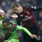 Pemain AC Milan, Mario Pasalic (kanan) berduel dengan pemain Crotone, Bruno Martella pada lanjutan Serie A di San Siro Stadium, Milan, (04/12/2016). Pasalic mencetak gol pertama Milan. (AFP/Marco Bertorello)