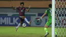 Pemain PSM Makassar, Saldy (kiri) mencetak gol penyeimbang 1-1 ke gawang Persib Bandung dalam laga pekan ke-6 BRI Liga 1 2021/2022 di Stadion Wibawa Mukti, Cikarang, Sabtu (02/10/2021) WIB. Kedua tim bermain imbang 1-1. (Bola.com/Bagaskara Lazuardi)