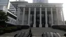 Personil Brimob berjalan melintasi halaman depan Gedung Mahkamah Konstitusi, Jakarta, Kamis (13/6/2019). Mahkamah Konstitusi akan menggelar sidang Perselisihan Hasil Pemilihan Presiden/Wakil Presiden Pemilu 2019 pada, Jumat (14/6). (Liputan6.com/Helmi Fithriansyah)