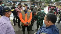 Kepala BNPB Doni Monardo berpesan agar penanganan pengungsi hendaknya dengan memisahkan kelompok rentan saat meninjau lokasi terdampak banjir di Desa Karangligar, Kabupaten Karawang Barat, Minggu (21/2/2021). (Badan Nasional Penanggulangan Bencana/BNPB)