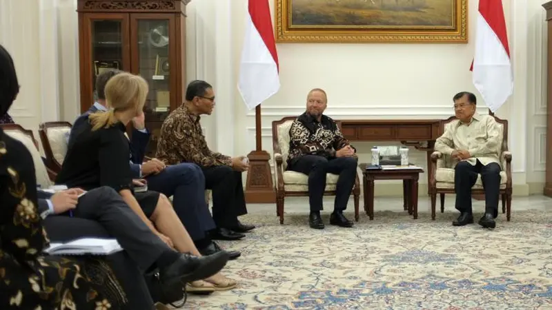 Wakil Presiden Jusuf Kalla berbincang dengan CEO ISS Group Jeff Gravenhorst dan CEO ISS Indonesia Elisa Lumbantoruan. (ISS Indonesia)