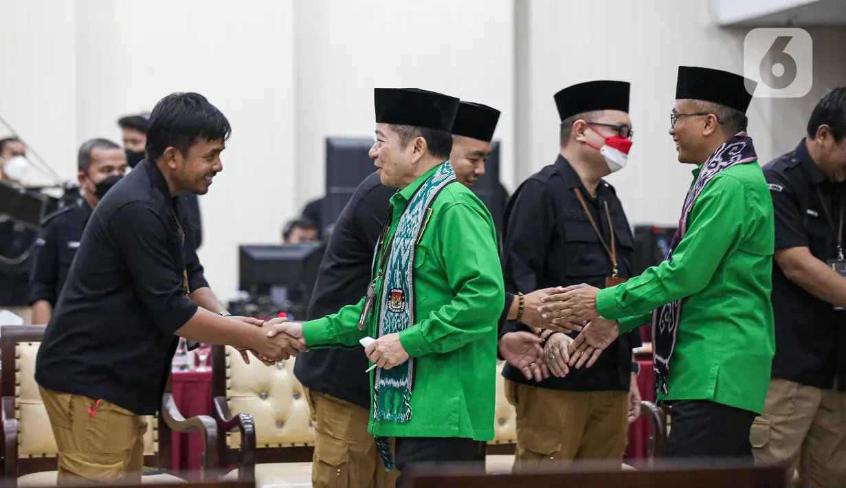 Ketua Umum Partai Persatuan Pembangunan (PPP) Suharso Monoarfa tiba saat Pendaftaran Partai Politik Calon Peserta Pemilu tahun 2024 di Gedung KPU, Jakarta, Rabu (10/8/2022). Diketahui, PPP mendaftarkan diri bersama dengan parpol lainnya di Koalisi Indonesia Bersatu yakni PAN dan Golkar.  (Liputan6.com/Faizal Fanani)
