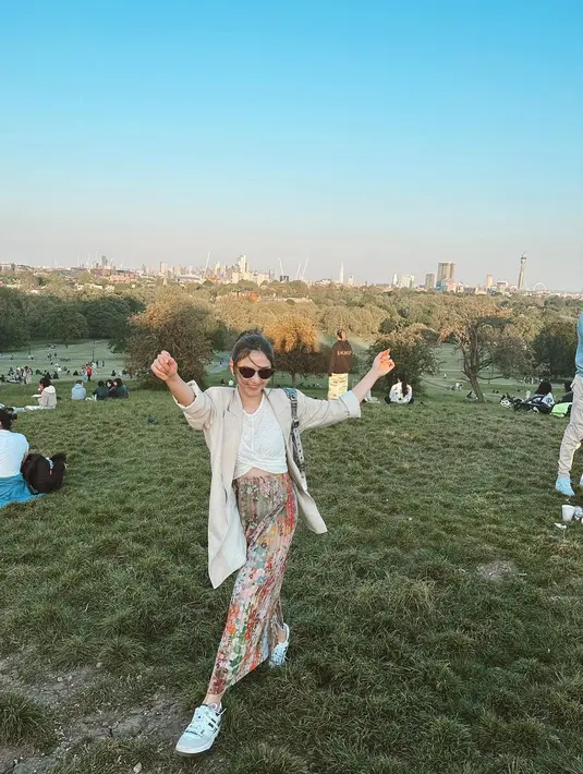 Membahas gaya pengantin baru ini memang tak ada habisnya. Jessica Mila baru saja berbulan madu dengan suaminya keliling Eropa. Di foto ini, ia menghadirkan gaya kasual dengan atasan putih, ditumpuknya dengan blazer cokelat muda, dan rok panjang bermotif abstrak. Foto: Instagram.