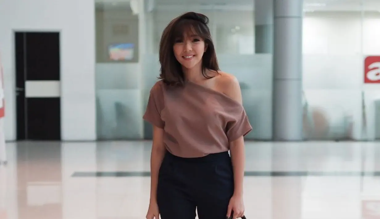 Bagaimana Gading  nggak betah di rumah kalau sang istri selalu tampil seperti gadis remaja. Paduan busana yang dikenakan pasti selalu ditiru para wanita yang melihatnya. (Instagraam/gisel_la)