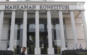 Personel Brimob berjaga di depan Gedung Mahkamah Konstitusi (MK), Jakarta, Selasa (25/6/2019). Jelang sidang pembacaan putusan akan digelar pada Kamis (27/6), sekitar 47.000 personel keamanan gabungan akan disiagakan di Ibu Kota DKI Jakarta. (Liputan6.com/Helmi Fithriansyah)