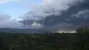 Gunung Sinabung yang kembali memuntahkan abu vulkanik tebal, saat dipantau dari wilayah Karo (7/5/2019). Ketinggian abu vulkanik yang terpantau dari wilayah Karo mencapai ketinggian 2000 meter. (AFP Photo/Handout /BNBP)