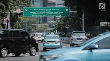 Kendaraan melintas di kawasan Jalan Jenderal Sudirman, Jakarta, Rabu (31/7/2019). Gubernur Anies Baswedan menyampaikan sistem pembatasan kendaraan berdasarkan nomor polisi ganjil dan genap menjadi salah satu rencana Pemprov DKI Jakarta mengatasi polusi udara di Jakarta. (Liputan6.com/Faizal Fanani)