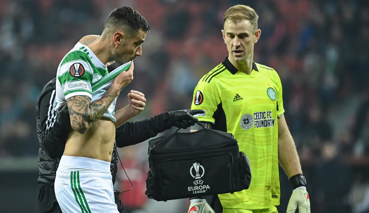 Joe Hart. Kiper paling senior berusia 35 tahun yang sejak awal musim 2021/2022 membela Glasgow Celtic ini tercatat telah mengoleksi 75 caps bersama Timnas Inggris dengan torehan 43 kali clean sheet dan kebobolan 48 gol sejak melakukan debut pada 1 Juni 2008. Laga terakhirnya bersama Three Lions terjadi pada 14 November 2017 saat menghadapi Brasil dalam sebuah laga persahabatan yang berakhir imbang 0-0. Jika nanti akhirnya terpilih untuk berlaga di Qatar, tentu karena Gareth Southgate membutuhkan pengalamannya yang segudang yang belum dimiliki kiper lainnya. (AFP/Ina Fassbender)