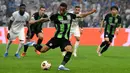 Pemain Brighton, Joao Pedro mencetak gol melalui eksekusi tendangan penalti pada laga Grup B Liga Europa 2023/2024 melawan Marseille di Stade Velodrome, Marseille, Prancis, Jumat (05/10/2023) dini hari WIB. Gol ini mengubah skor menjadi 2-2 dan membuat The Seagulls berhasil mencuri satu poin. (AFP/Nicolas Tucat)
