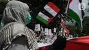 Mereka membawa sejumlah poster bertuliskan 'Free Palestine' dan 'Stop Genocide in Palestine'. (merdeka.com/Imam Buhori)