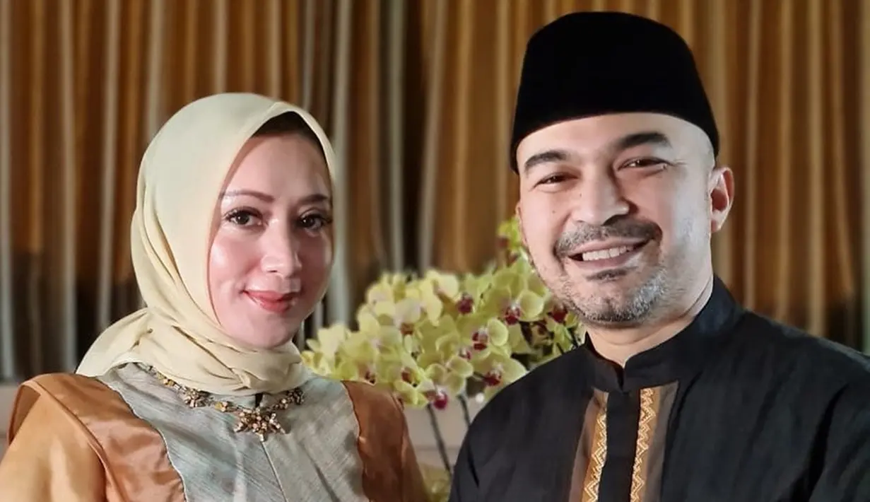 Aktor senior sekaligus pembawa acara David Chalik telah menikah dengan wanita bernama Deivy Zulyanti Nasution pada tahun 2001 silam. Lebih dari dua dekade pernikahan, rumah tangga mereka sangat adem ayem dan relatif jarang tersorot. (Liputan6.com/IG/@deivynasution)